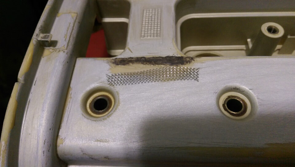 vytekaet-maslo-iz-pod-klapannoy-krishki