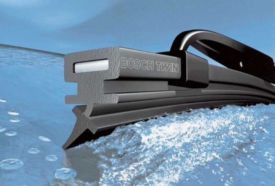 скрипят дворники по стеклу автомобиля