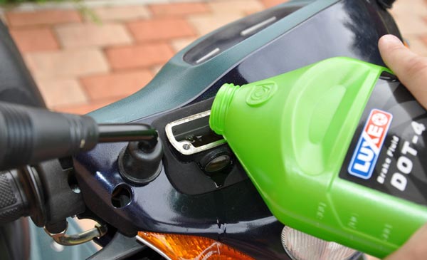 бьет педаль тормоза при торможении